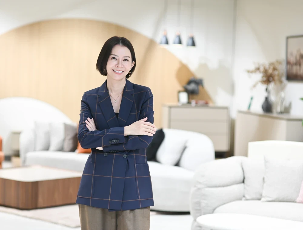 Index Living Mall ต่อยอดความสำเร็จเฟอร์นิเจอร์สไตล์ Japandi เปิดตัวซีรีส์ใหม่ “OTARU” ชูจุดเด่นงานไม้ธรรมชาติ ดีไซน์เรียบง่ายไร้กาลเวลา คุ้มค่าเพื่อการลงทุนระยะยาว สอดรับกับพฤติกรรมผู้บริโภคปัจจุบันจากตลาดเชิงปริมาณสู่เชิงคุณค่า (Value-driven) อย่างสมบูรณ์พร้อมเปลี่ยน ‘บ้าน’ จากบริบทสัญลักษณ์ทางสถานะ เป็นพื้นที่สร้างความเป็นอยู่ที่ดีทางอารมณ์-จิตใจ